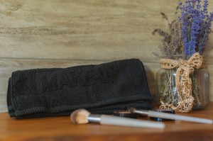 ręcznik hotelowy do make up przed uzyciem białego ręcznika