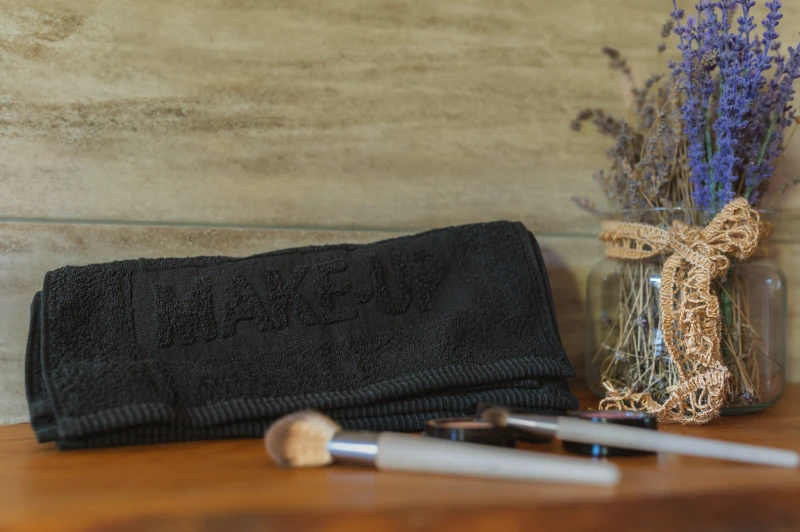 czarny ręcznik make up