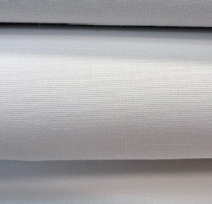 Białe prześcieradła hotelowe