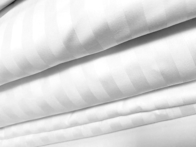 Komplet pościeli hotelowej140x200 cm+ 50x70 cm MUSSO 145gr/m2 1cm pasy 50/50 POLY/COTTON