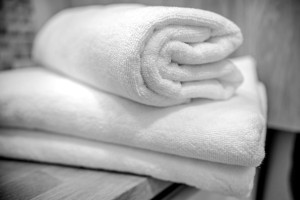 biały gruby ręcznik dla hoteli
