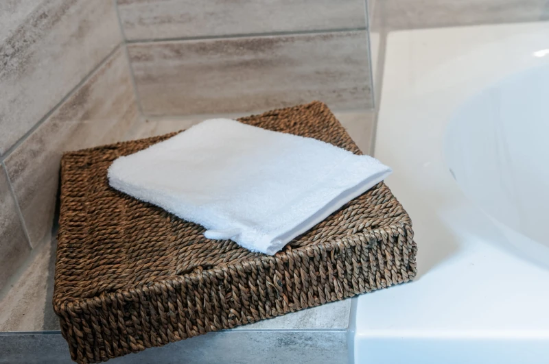 biały ręcznik do hotelu myjka